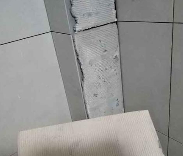南皮瓷砖空鼓维修公司分享下厨房瓷砖脱落的补救措施。
